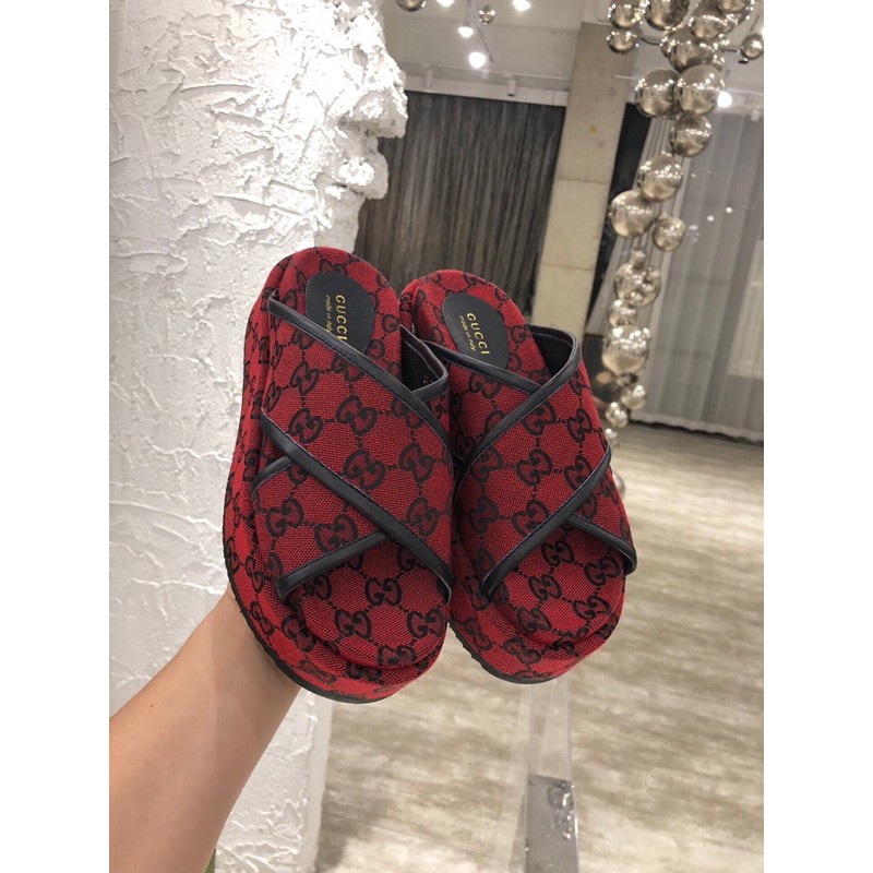 Dép da thật GUCCI GG GC độ dày đáy 5.5cm cực ấn tượng và mang phong cách cá tính riêng biệt quai chéo.