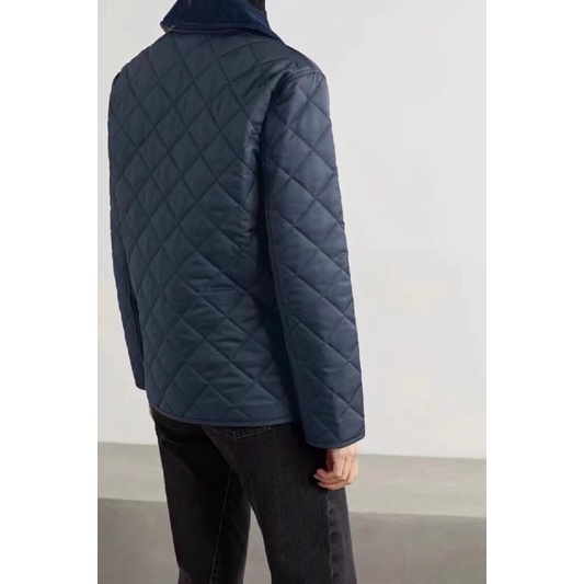 Áo khoác Burberry thiết kế áo khoác hình thoi có túi tiện lợi.