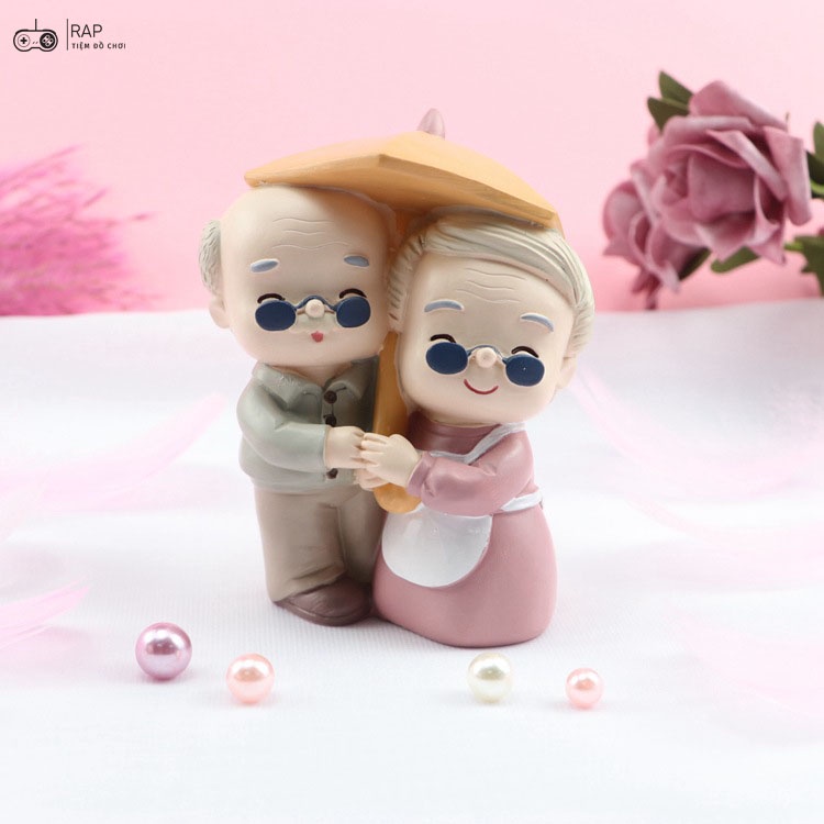 Mô hình 2 ông bà đan len, che ô đánh đàn, chất liệu PVC biểu tượng hạnh phúc trang trí quà tặng kỉ niệm-Ráp