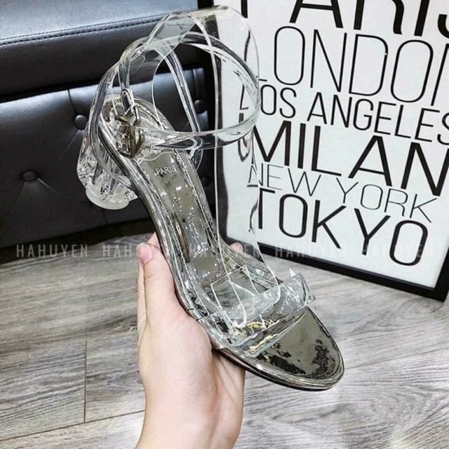 Sandal quai trong