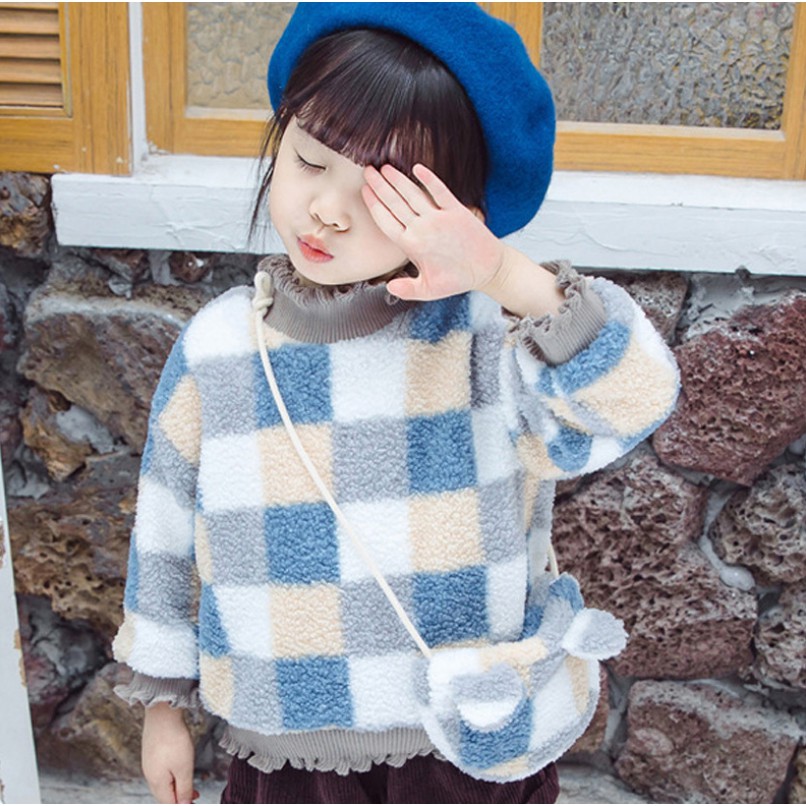 Áo Sweater cổ cao chất liệu nỉ họa tiết sọc caro kèm túi xinh xắn cho bé gái