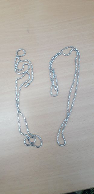 Một sợi dây chuyền bằng inox loại bi tròn 2 ly