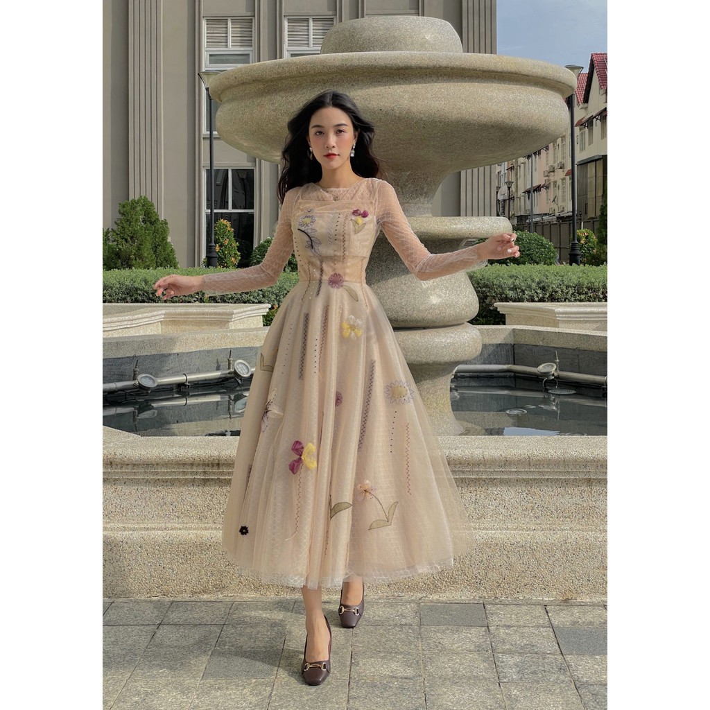 MAVEN - Váy beige lưới hoa tay dài đính kết Santorina Dress
