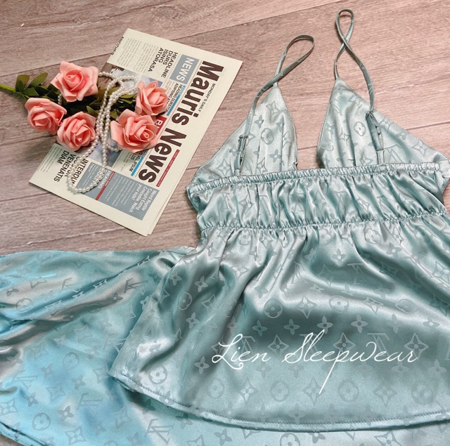 Bộ ngủ quần dài xẻ hông lụa gấm họa tiết LV | BigBuy360 - bigbuy360.vn