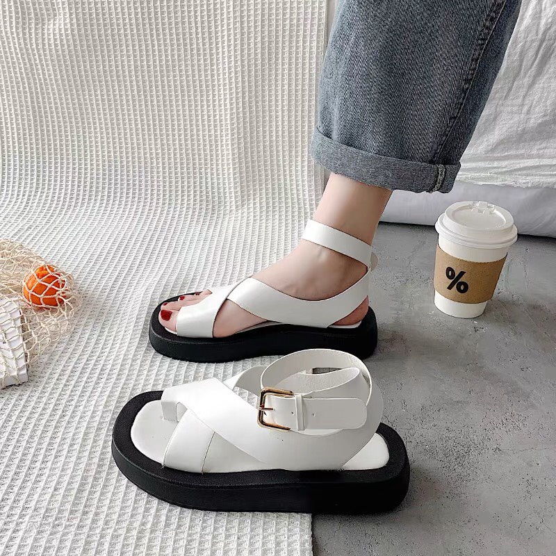 Sandal nữ kẹp ngón quai khóa cổ chân phong cách Hàn. Chất liệu mềm, đi êm chân. Phong cách phù hợp với mọi trang phục