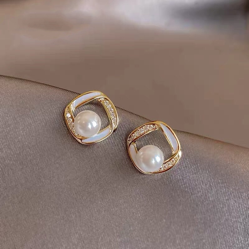 Hoa tai nữ dáng vuông đính ngọc trai nhân tạo phong cách thanh lịch, sang trọng BT41