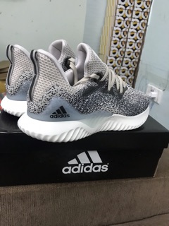 [video] GIÀY SNEAKER ALPHABOUNCE BEYOND MÀU XÁM