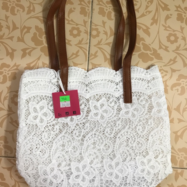 Giỏ xách trắng.