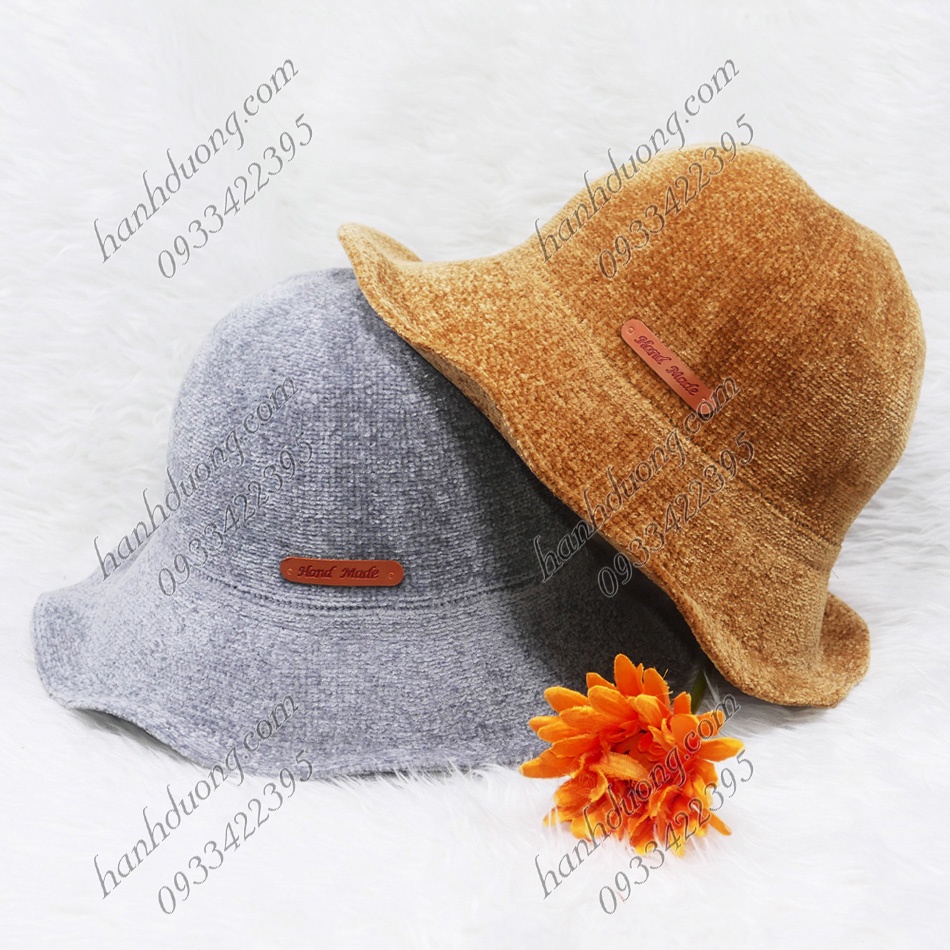 Mũ bo nhung vành gợn sóng, gắn mặt da, hàng quảng châu vành rộng 7 cm, phía trong có 2 dây rút phù hợp cho nữ