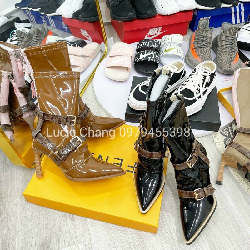 Boots bóng Fendii đai khuy cổ ngắn gót nhọn nâu đen