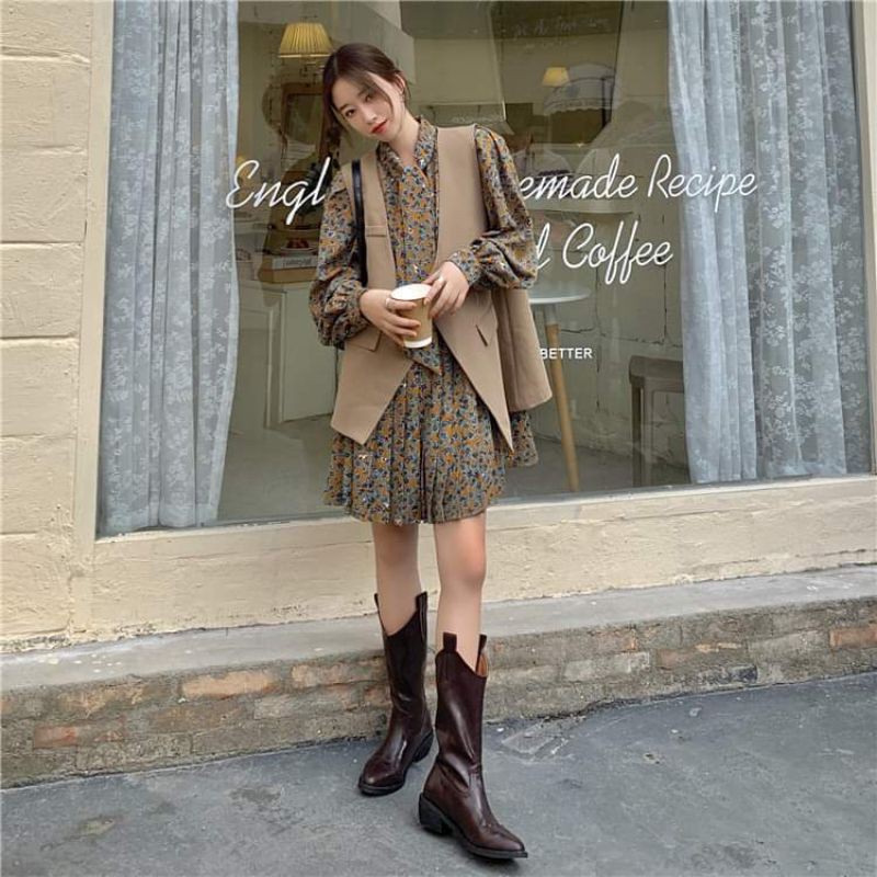 - Đầm hoa xếp li, tay dài phối áo ghi lê thời thượng, cá tính. Có feedback.