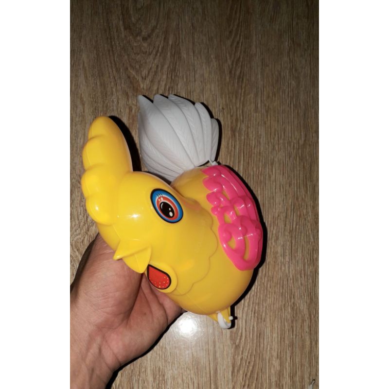 Một chú gà chạy dây rút có đèn bằng nhựa rất đẹp