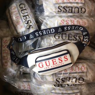Túi Bao tử GUESS Auth, mẫu đang on web