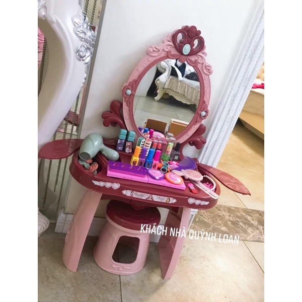 Đồ chơi trang điểm cỡ lớn, có ghế ngồi cho bé, dùng pin, có nhạc, đầy đủ phụ kiện