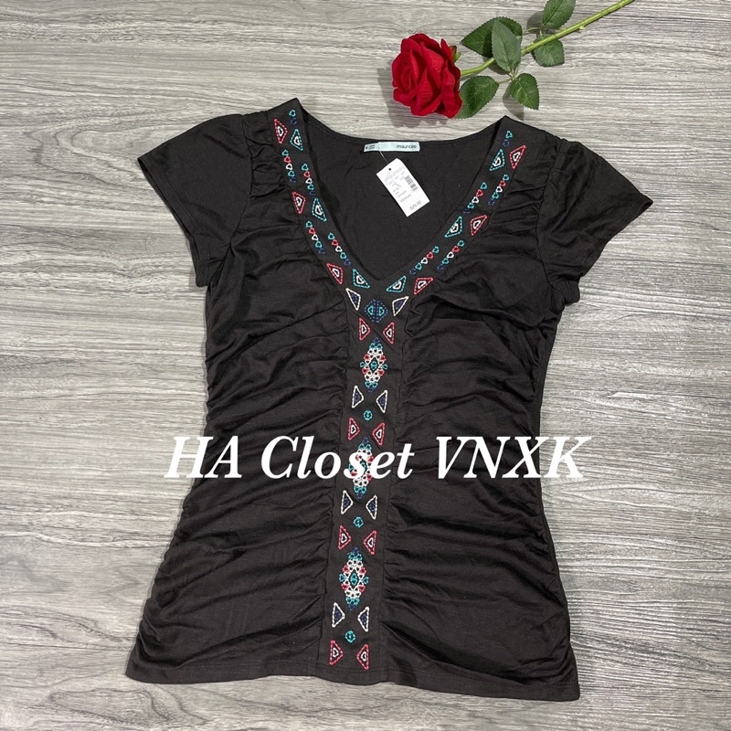 Áo Thun Cổ V Thêu XK