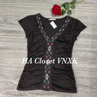Áo Thun Cổ V Thêu XK