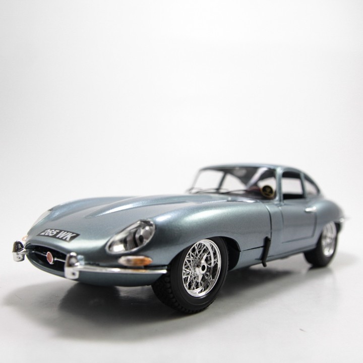 MÔ HÌNH XE JAGUAR E-TYPE COUPE SILVER/BLUE 1:18 BBURAGO - MH-18-12044