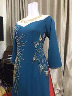 Áo dài mẹ xanh cổ vịt đính pha lê