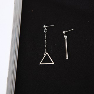 Khuyên tai lệch thanh dài hình tam giác
