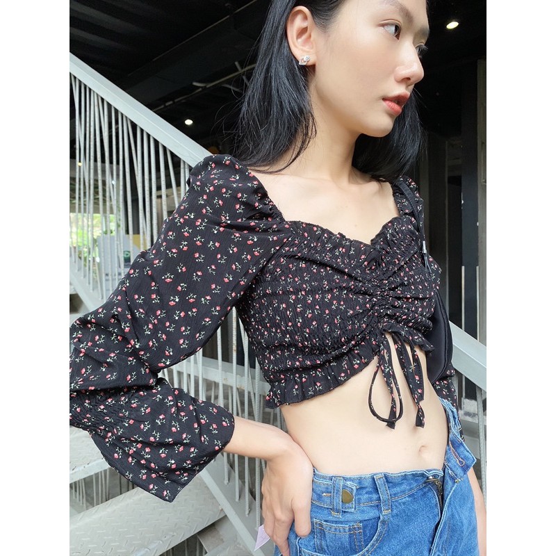 ALEXYS ÁO ĐEN HOA CROPTOP LAMI