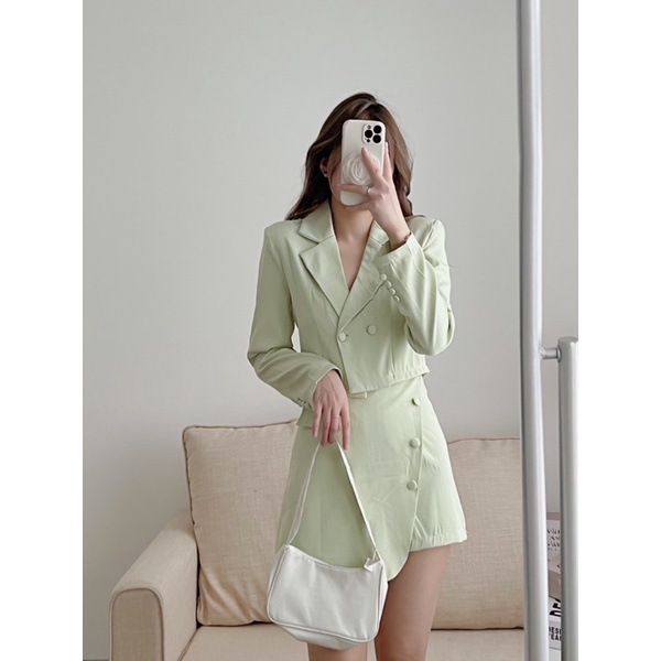 Set áo blazer dài tay dáng croptop và quần váy chữ A cúc bọc vạt lệch