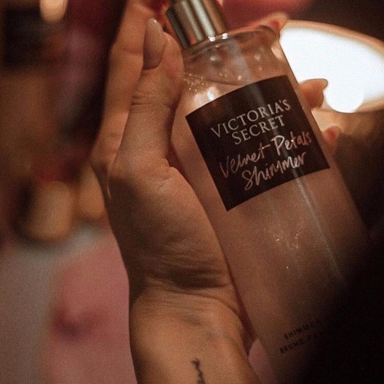 🍁BOM🍁 Mẫu thử xịt thơm Body Mist Victoria's Secret -  Amber Romace Shimmer 250ml | Thế Giới Skin Care