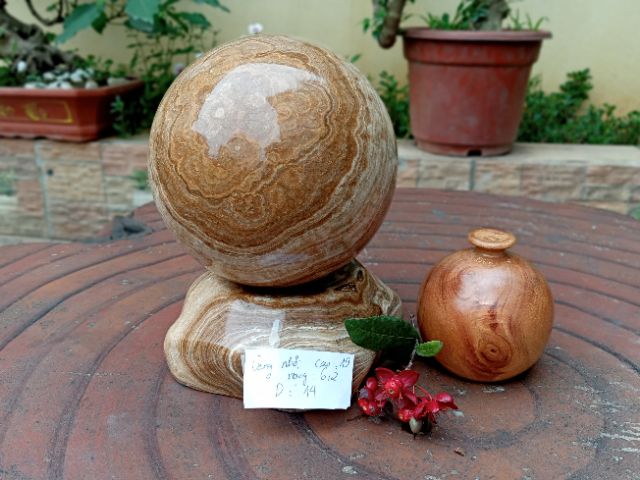 cầu đá thiên nhiên đường kính 14 cm màu vàng vân gỗ