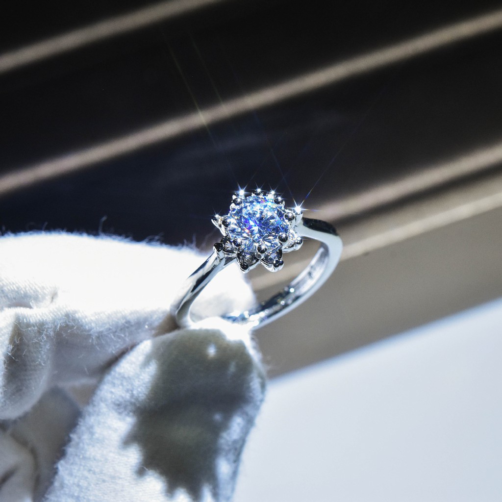 Nhẫn đính hôn kim cương vàng trắng theo phong cách thời trang cổ điển cho nữ