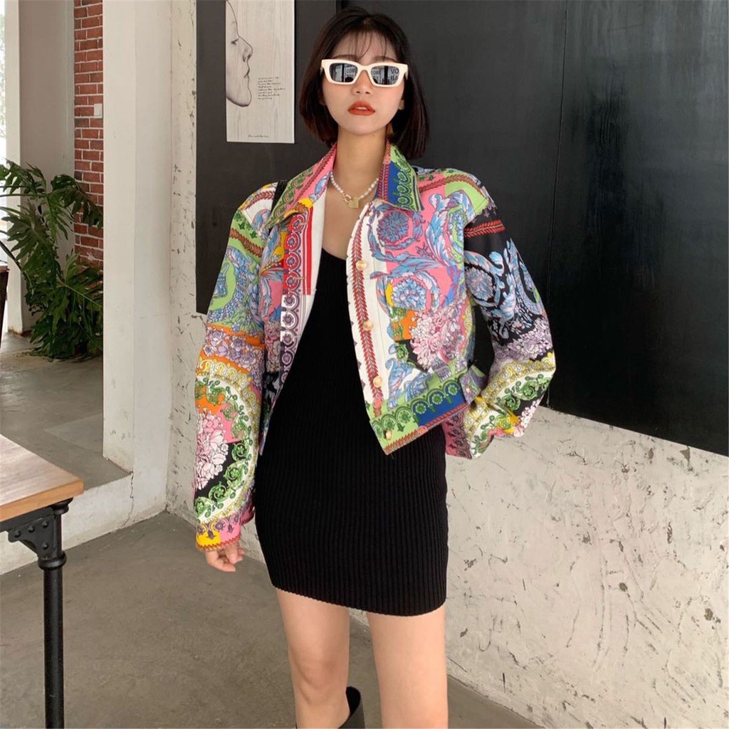 In autumn, the new style has a relaxed sense of design, short-style jackets are fashionable and have the temperament of getting younger and younger.
