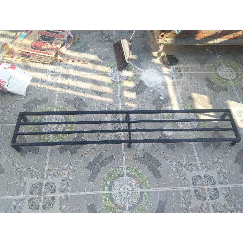 Kệ thép dài 140cm, rộng 25cm, 6 chân, 2 nan phụ, hộp thép 2x2cm