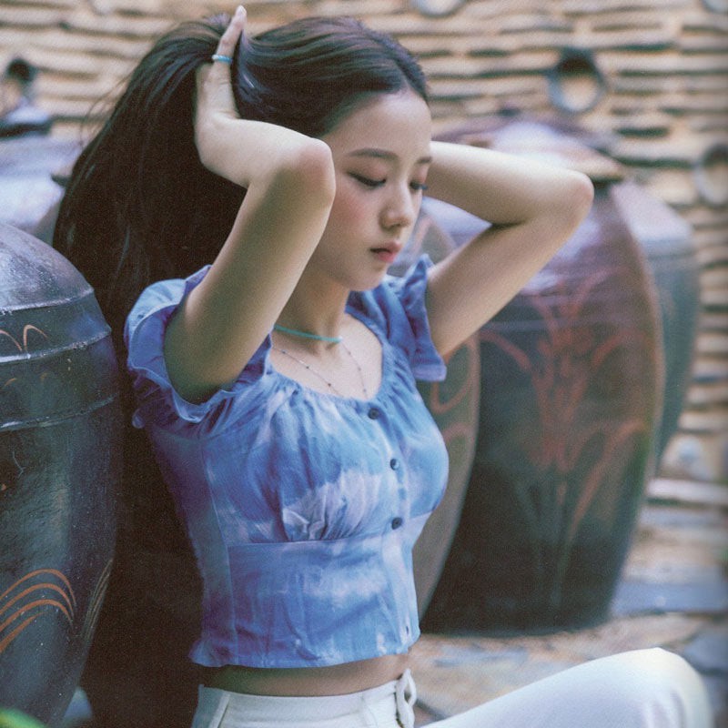 Áo croptop loang tay bồng Jisoo