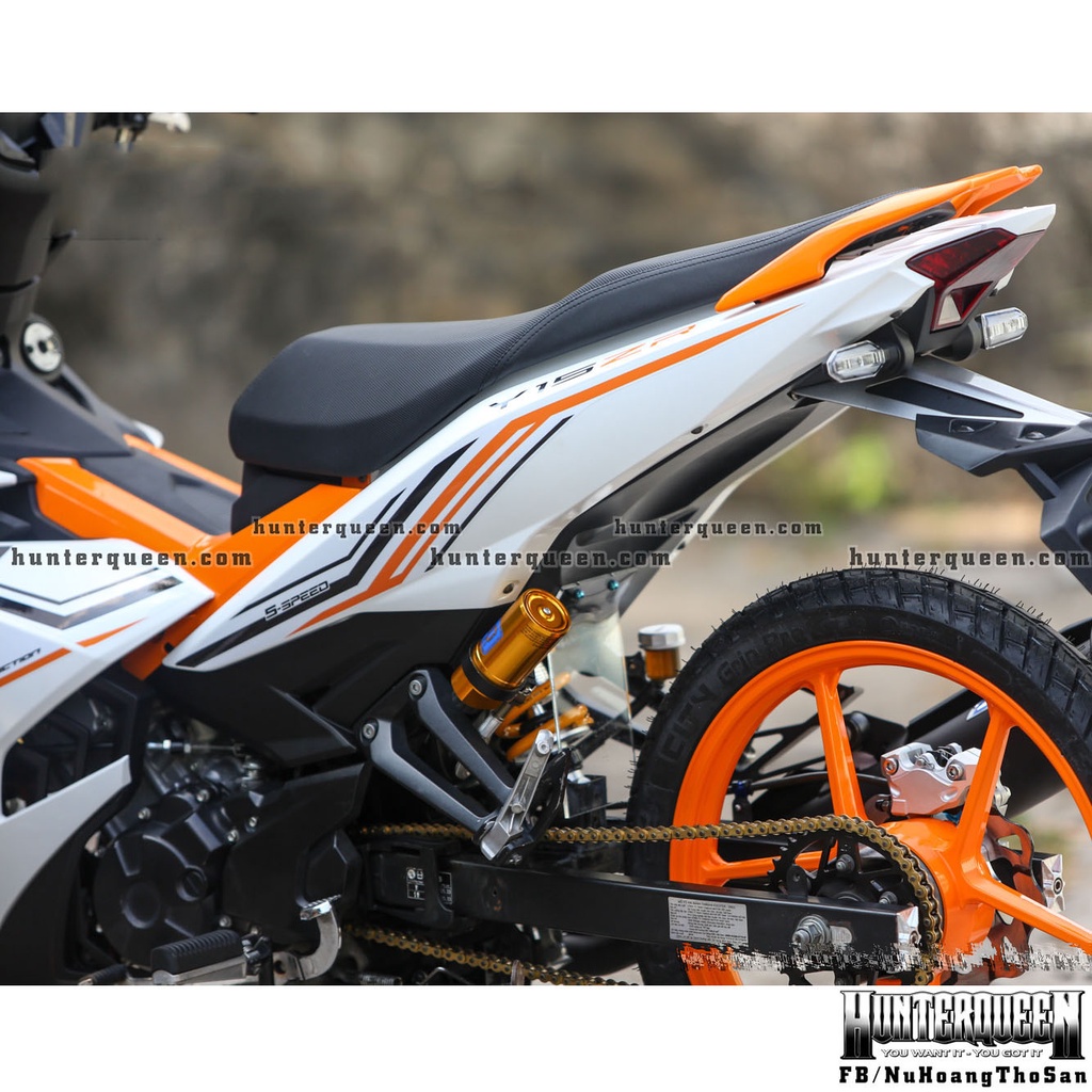 Tem ghép 5 lớp Y15ZR in UV, tách nền hoàn toàn, dán được trên mọi màu nền xe Exciter 150. Kích thước chuẩn