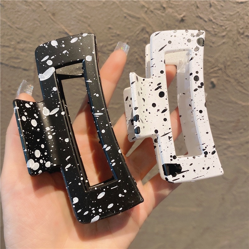 Kẹp tóc càng cua vuông họa tiết hình bò sữa