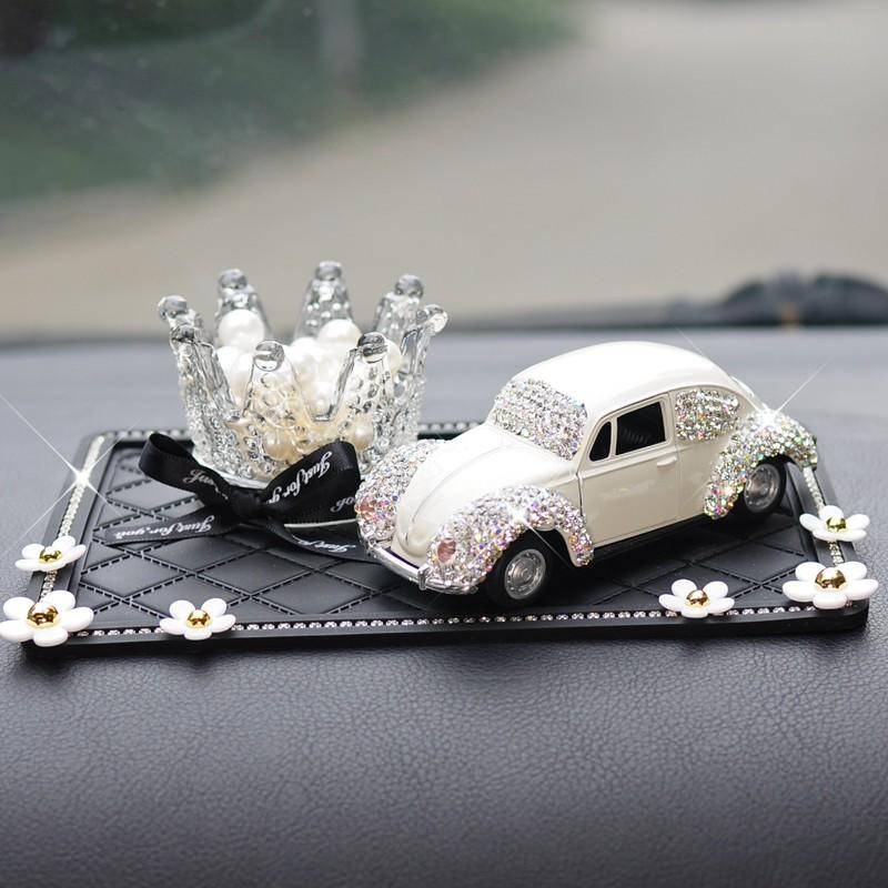 Set Ô Tô Beetle Và Trùm Bóng Đính Đá Trang Trí Taplo Xe Hơi