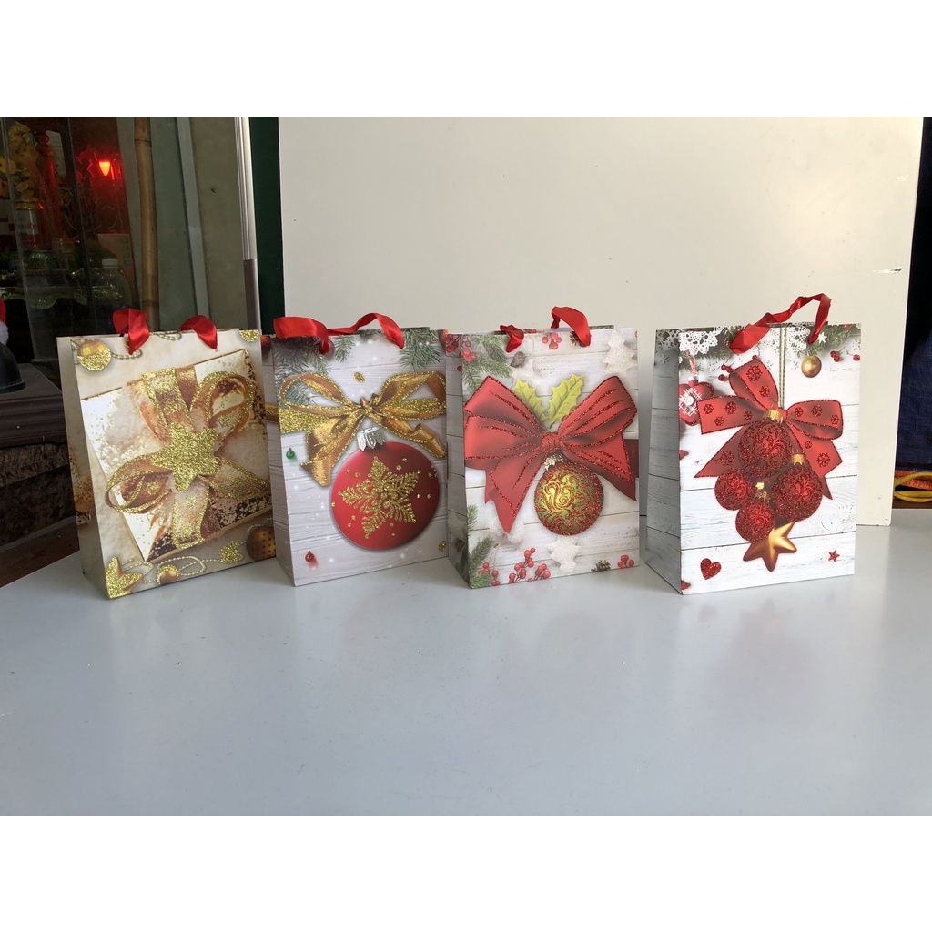 Túi giấy cao cấp đựng quà Noel phủ nhũ lấp lánh 24cm x 18cm trang trí Giáng sinh và làm quà tặng
