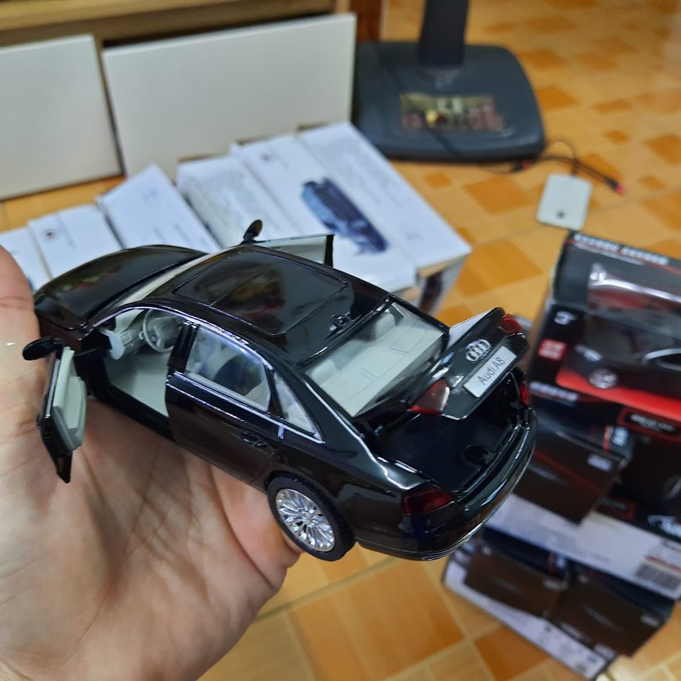 Đồ chơi trẻ em xe mô hình ô tô Audi A8 tỉ lệ 1:32 bằng kim loại xe có âm thanh và đèn ở được cửa