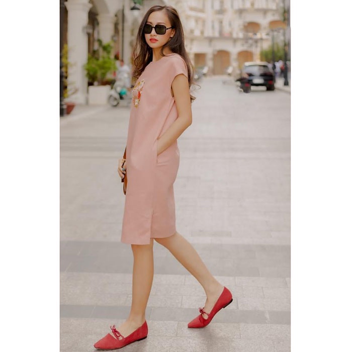 Đầm suông linen tay hến thêu hoa ngực - Hồng dâu