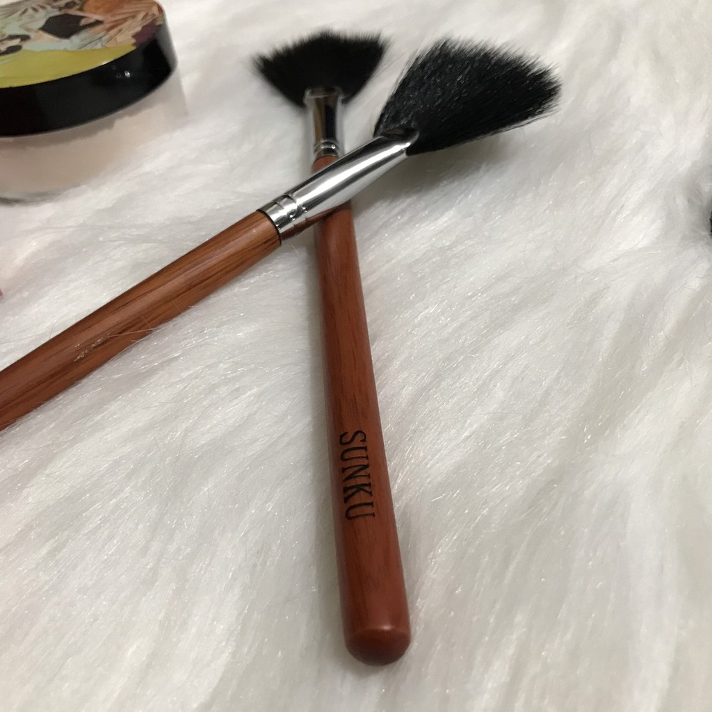 Cọ Trang Điểm Highlight Sunku (Cán Gỗ)