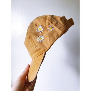 Mũ lưỡi trai thêu hoa trắng