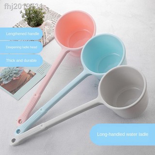 Gáo nhựa cán dài tiện dụng cho nhà tắm