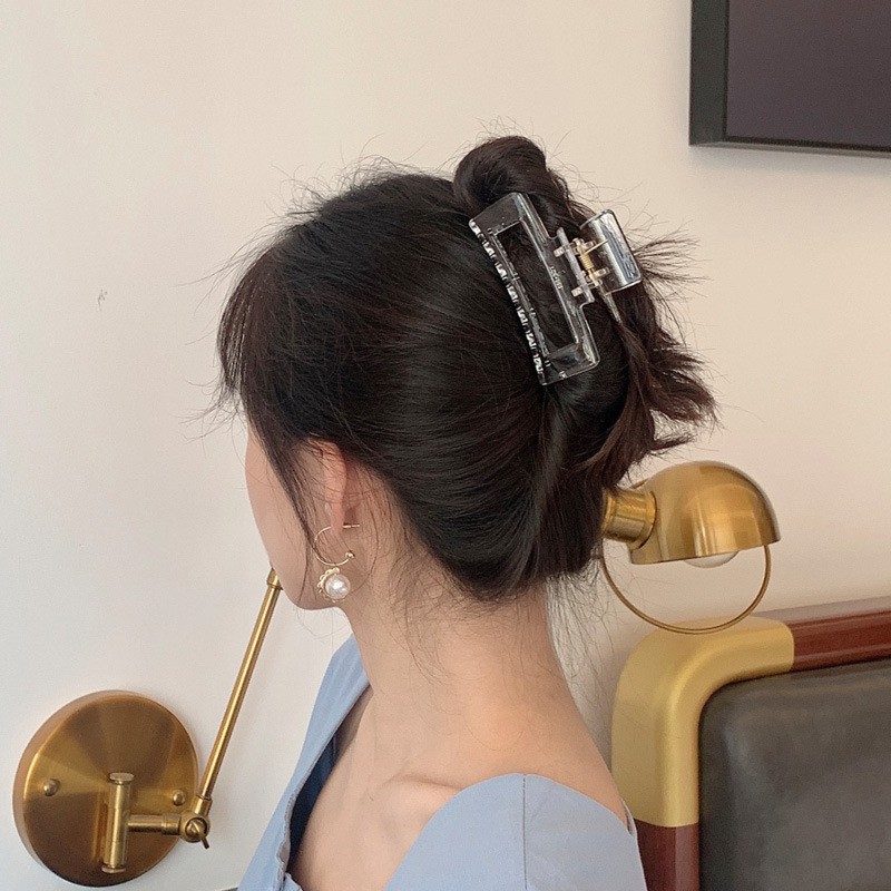 Gấp tóc, kẹp nữa tóc phía sau cho nữ màu nude hình vuông