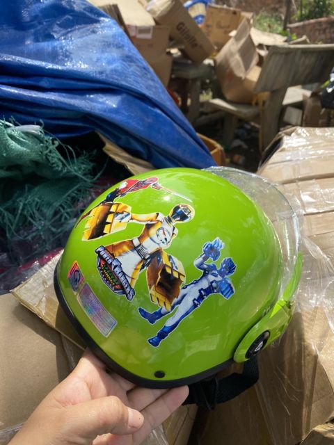 Nón bảo hiểm tặng khẩu trang cho bé