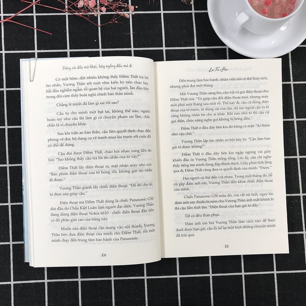 Sách - Đừng Cúi Đầu Mà Khóc, Hãy Ngẩng Đầu Mà Đi (Kèm Bookmark) - Lư Tư Hạo - Thanh Hà Books HCM | WebRaoVat - webraovat.net.vn