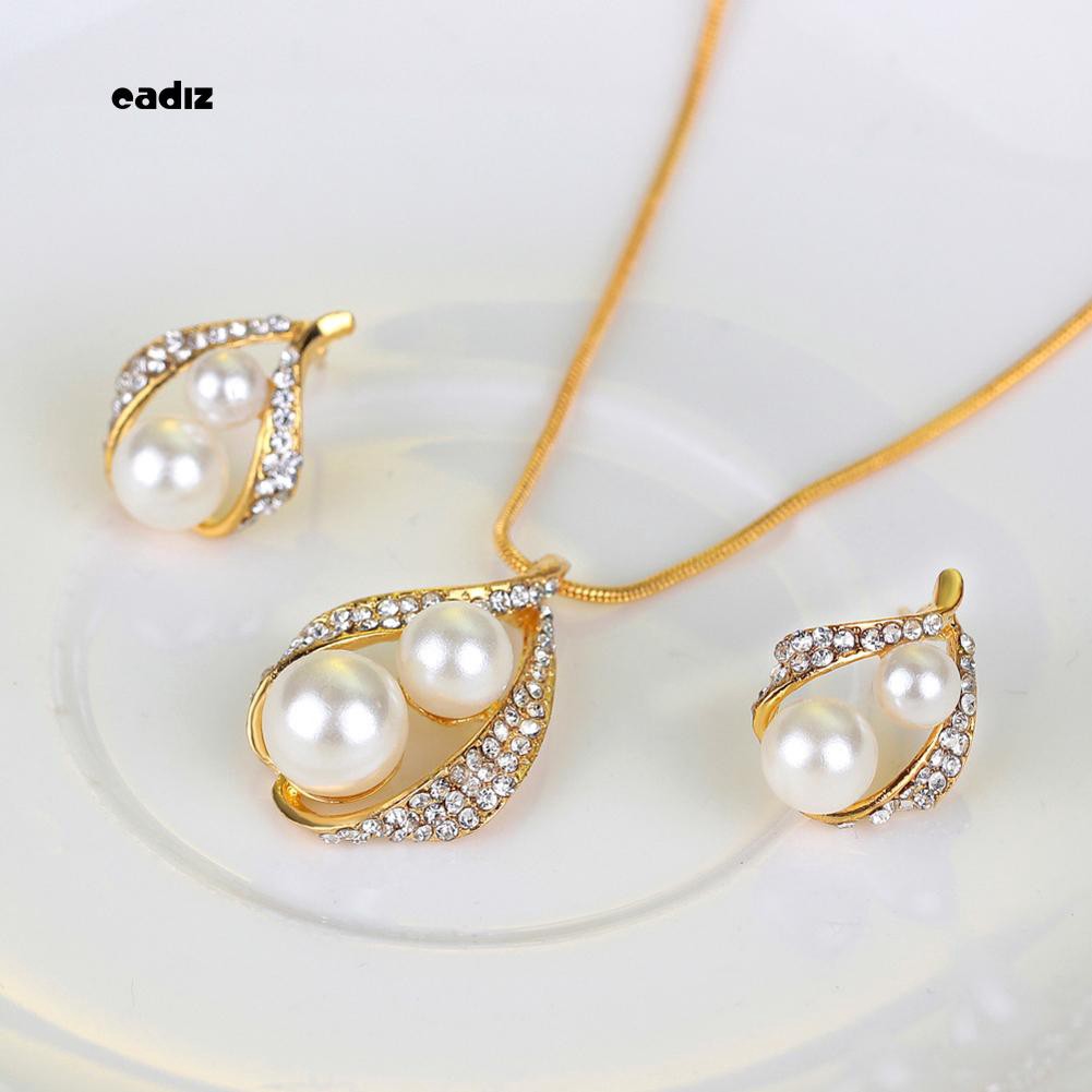 Bộ nữ trang gồm dây chuyền mặt đá pha lê quyến rũ và bông tai