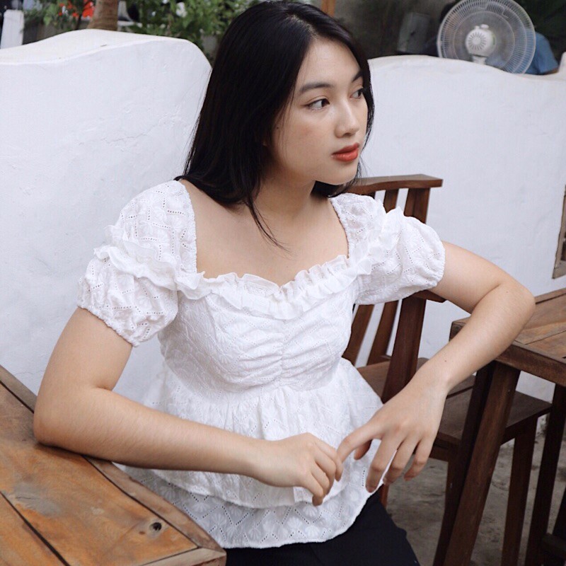 Áo thêu hoa viền ren