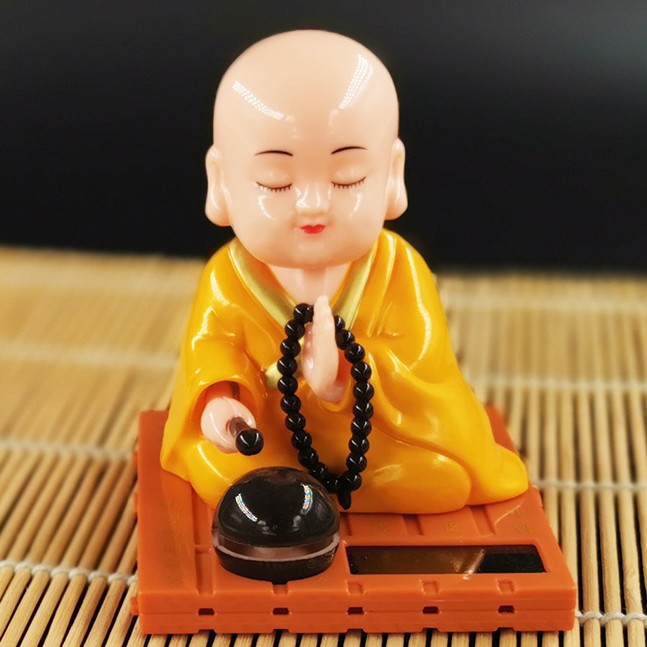 Tượng may mắn Thầy Chùa Gõ Mỏ Tụng Kinh trang trí xe hơi, phong thủy, bàn làm việc năng lượng mặt trời Chú tiểu gõ mỏ | BigBuy360 - bigbuy360.vn