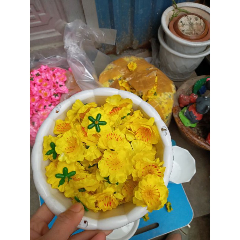 80 bông hoa mai tặng 1 keo nến