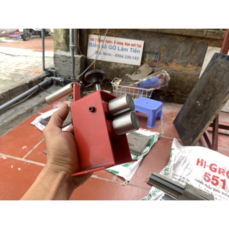 Máy ép biển số