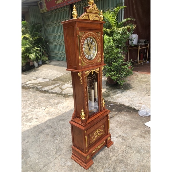 Đồng hồ  gỗ  hương  đá  dát vàng  kích thước  cao 186 cm ngang 56 sâu 26 cm.