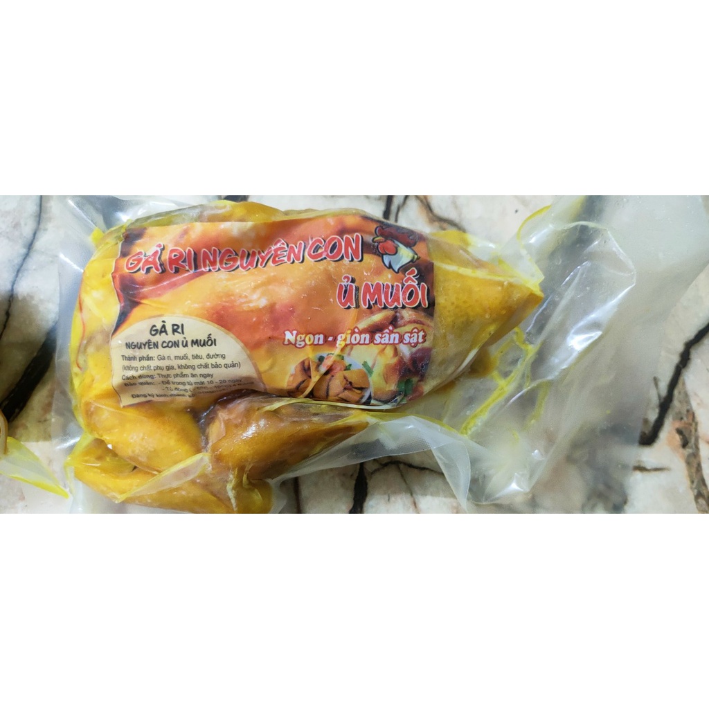 Gà ủ muối hoa tiêu nguyên con. Da giòn thịt dai. Gà kèm muối chấm tắc.